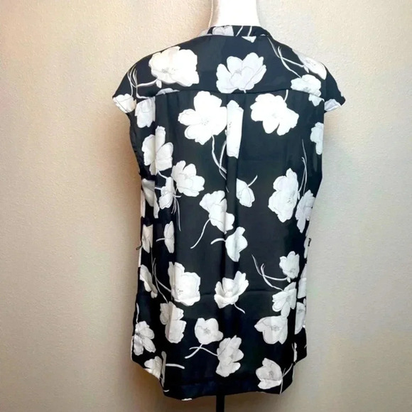 LIZ Claiborne black and white floral print blouse. - Picture 4 of 9